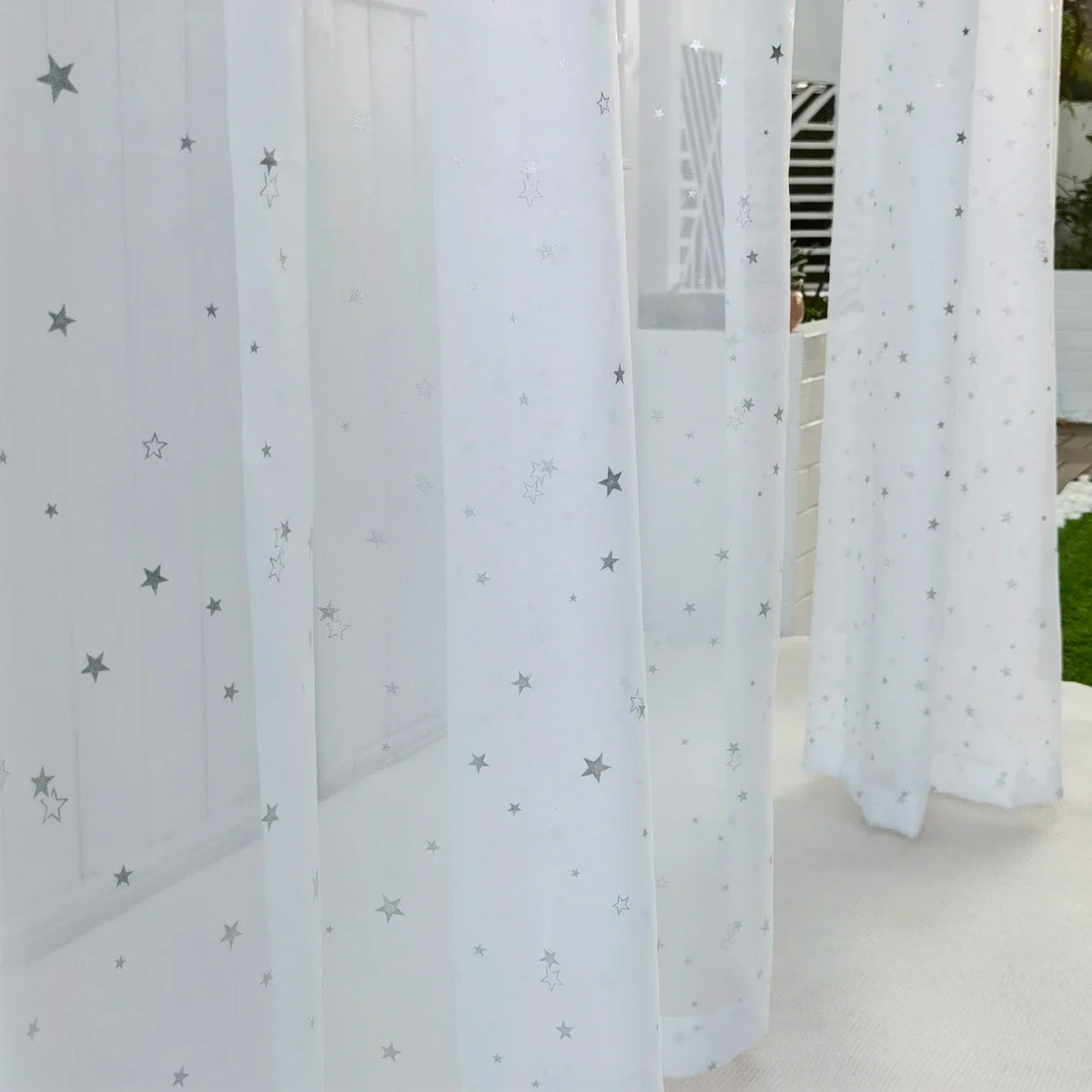 rideau fenêtre blanc translucide étoiles grises motif moderne chambre bébé tissu léger