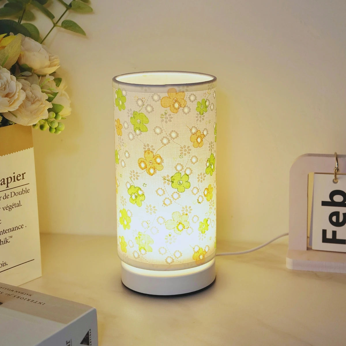 lampe table moderne blanc beige doré écolo flux lumineux géométrique adhésif textile certifications rohs