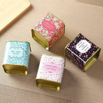 boîtes métal bleu rose noir fleurs vintage capsules étiquettes messages conservation snacks thé