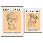 L'image présente deux illustrations de la Collection Les Muses, une exposition temporaire limitée organisée à Paris en 2020. Les illustrations montrent une tête sculptée et un casque antique.