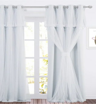 Rideaux élégants blancs pour salon moderne, ajoutant une touche lumineuse et raffinée à votre intérieur, parfaits pour les grandes fenêtres et les espaces lumineux. Transformez votre pièce avec ces rideaux intemporels et chic.