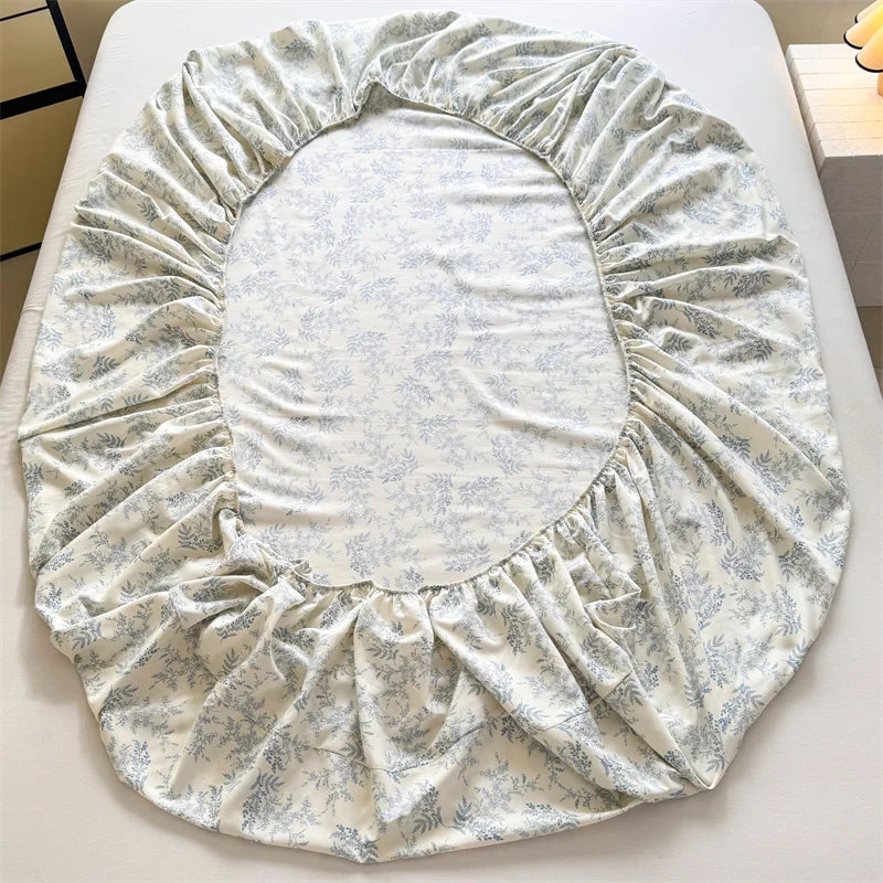drap housse lit élastique motif fleurs feuilles beige bleu clair classique romantique coton