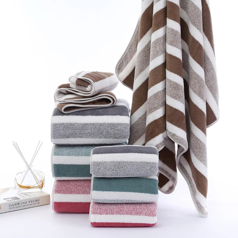 Ensemble complet de serviettes de bain à rayures dans différentes couleurs