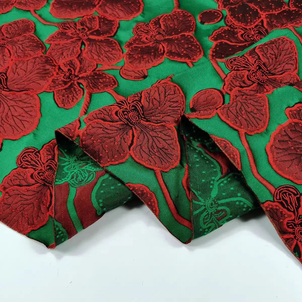 tissu brodé fleurs rouge bleu vert polyester largeur 155cm respectueux environnement opacité