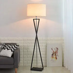 lampe sol moderne abat jour tissé structure géométrique noir doré led minimaliste