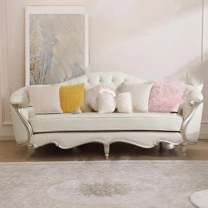 canapé capitonné classique couleur beige clair moderne pieds sculptés coussins décoratifs