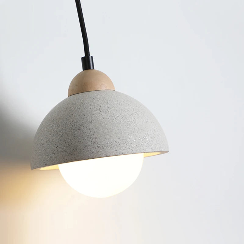 lampe suspendue moderne minimaliste gris clair blanc ampoule led texture béton fixations câble noir