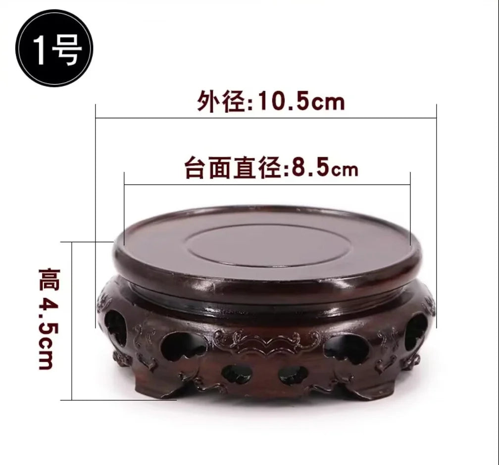 support circulaire bois sculpté artisanal traditionnel marron foncé détails complexes vase plantes décoration maison