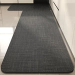 Le tapis de sol gris texturé avec un motif de quadrillage léger crée une surface douce et élégante dans cette pièce moderne.