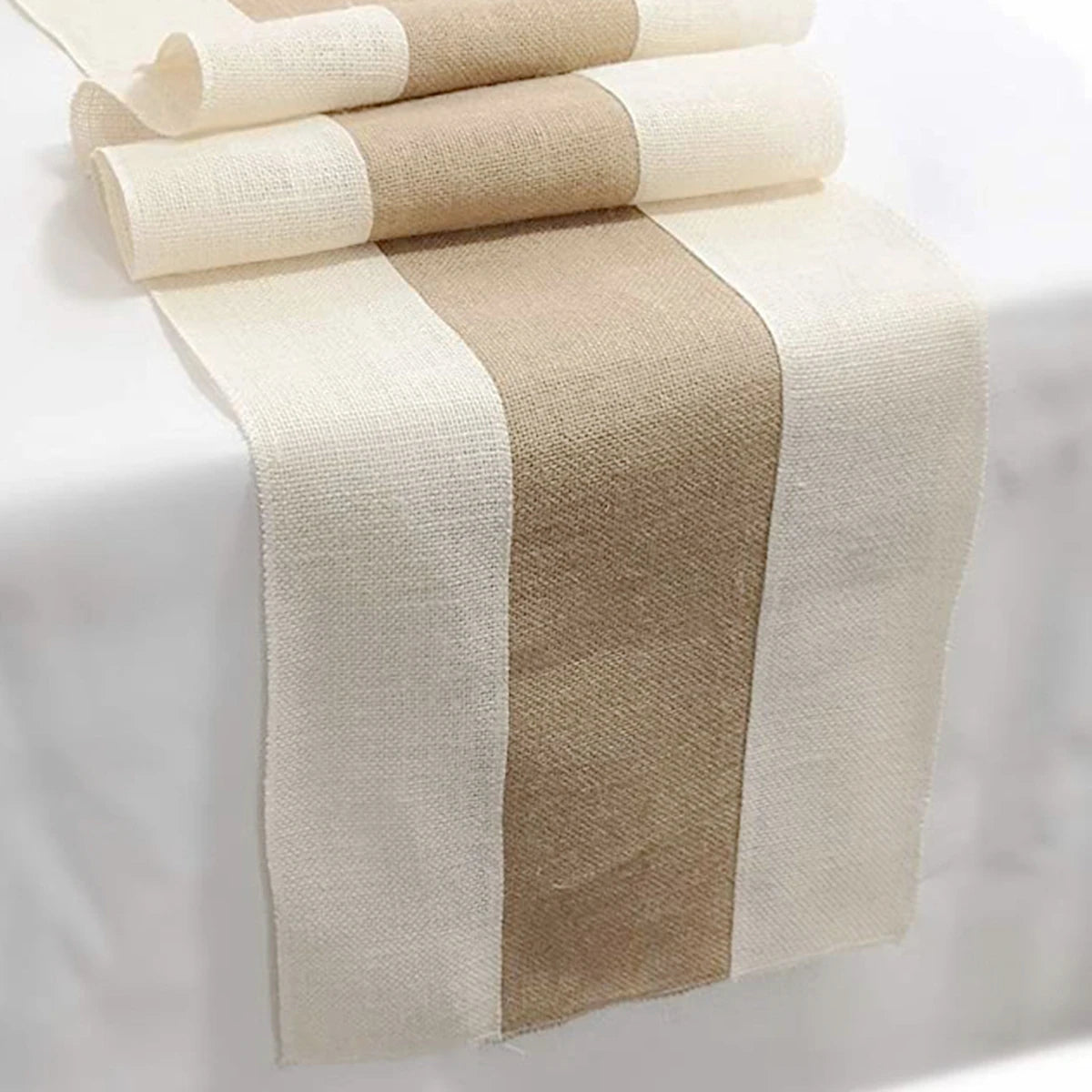 nappe tissée rustique beige marron bandes horizontales fleurs vase blanc couverts argentés chaises croisées