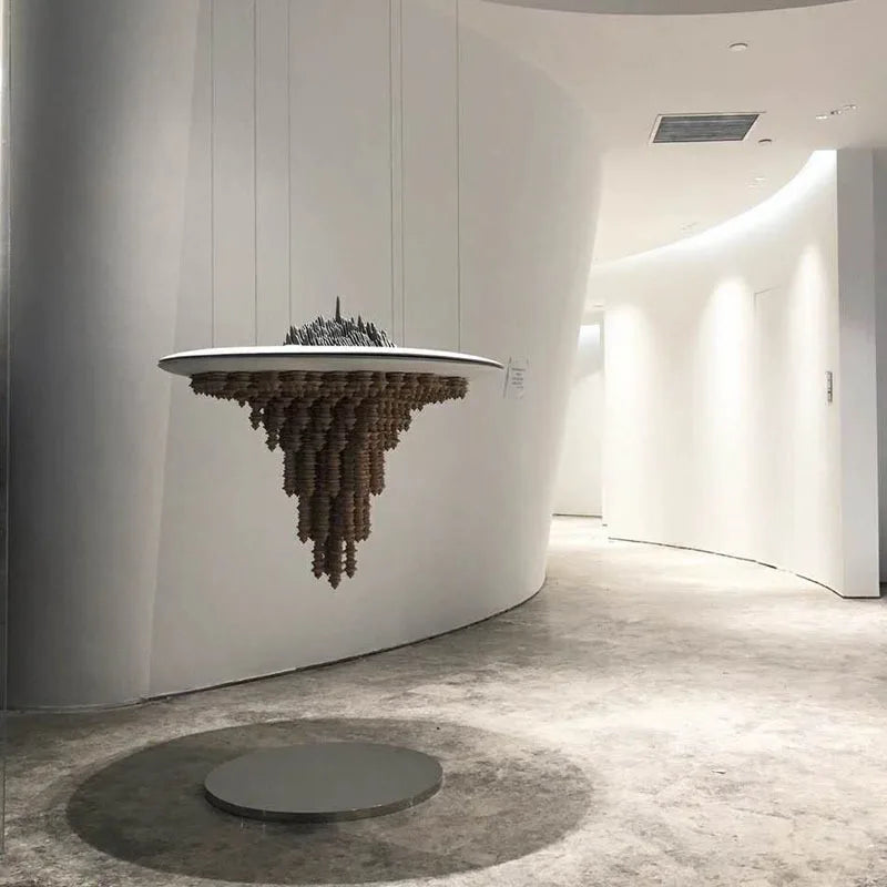 suspension artistique contemporaine marron gris rayures cônes chaînes suspendues décoration intérieure living room objet