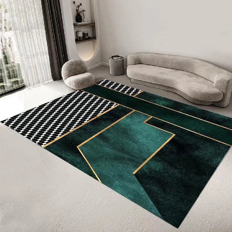 Tapis géométrique moderne en vert, noir et doré, placé dans un salon élégant avec un canapé et un fauteuil gris.
