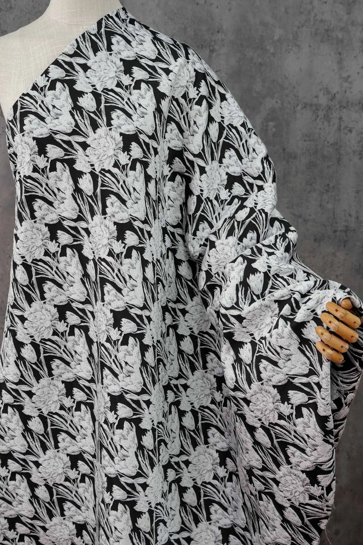 tissu polyester jacquard fleurs noires blanches classique velouté résistant opaco 140cm coudre