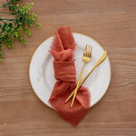 serviette table carrée orange franges moderne élégante fourchettes cuillères assiettesbranches séchées guirlande bougie parfumée