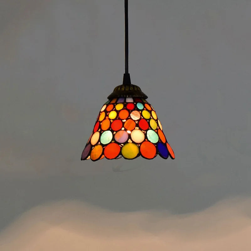 lampe suspendue tiffany multicolore motifs floraux stained glass couloir restaurant étude balcon