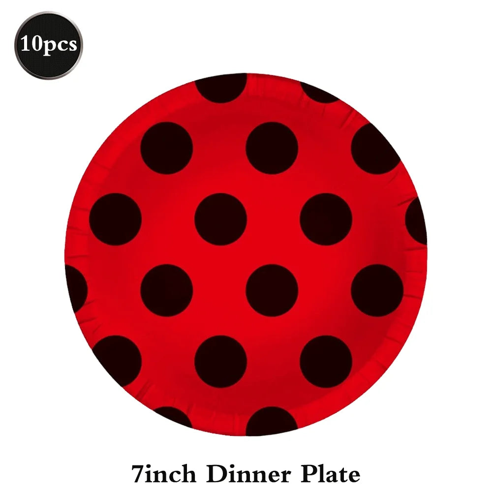 assiettes papier festives fourchettes couteaux serviettes nappe moderne points rouges noirs