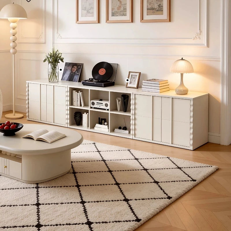meuble rangement moderne bois blanc salon minimaliste livres vinyle vase lampe photo tapis