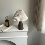 lampe table moderne abat jour plissé tissu brun base bois foncée éclairage chambre coucher