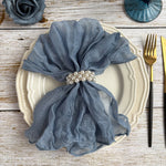 serviettes tissu polyester pliées gris rose vert texture ondulée clips métalliques classiques maison restaurant