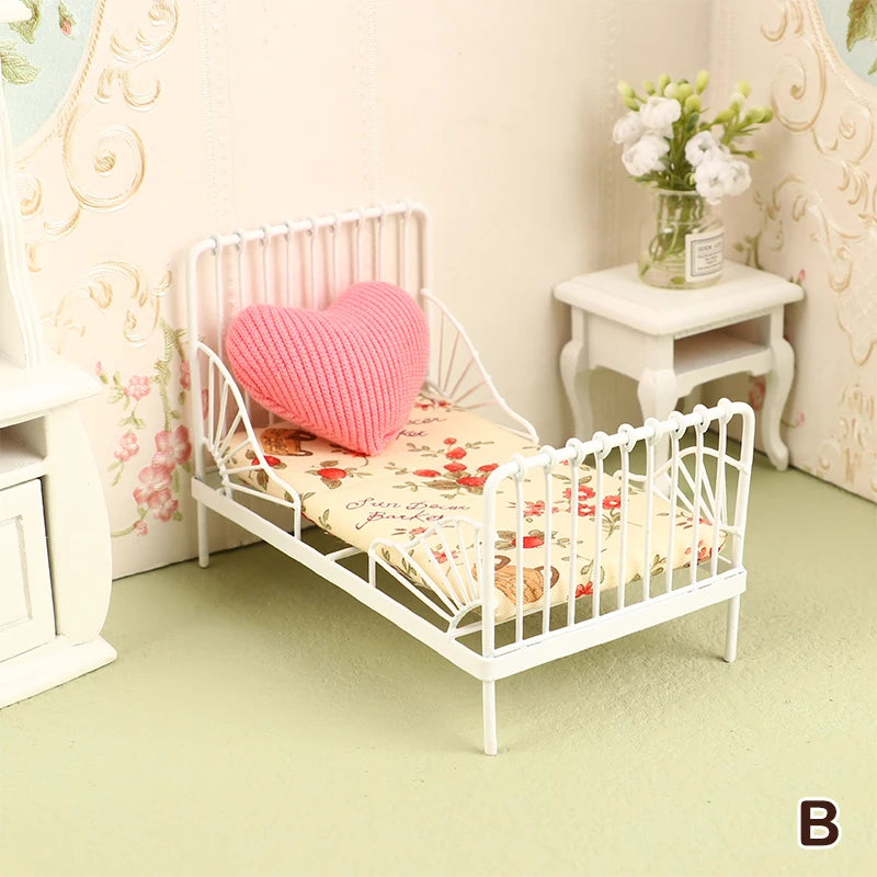lit miniature classique bois marron clair matelas tête lit tissu uni blanc chambre poupée