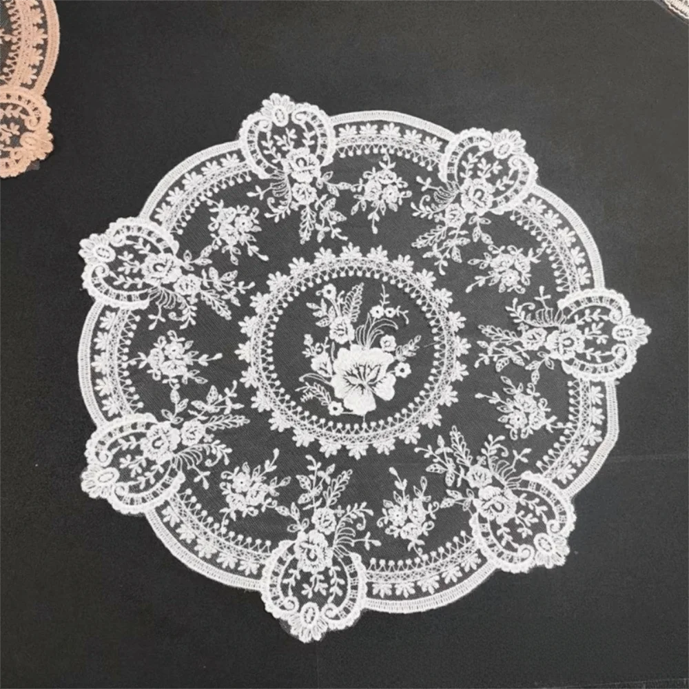 serviettes table blanches broderie florale dentelle classique rectangle ovale pâques fête pastorale