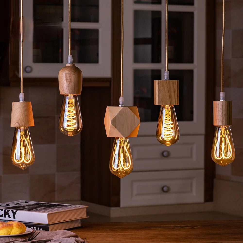 Lampe suspendue en bois installée dans un salon avec éclairage doux