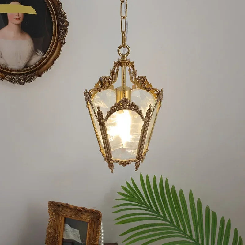 lampe suspendue or blanc translucide verre taillé ornements dorés classique baroque chaîne métallique