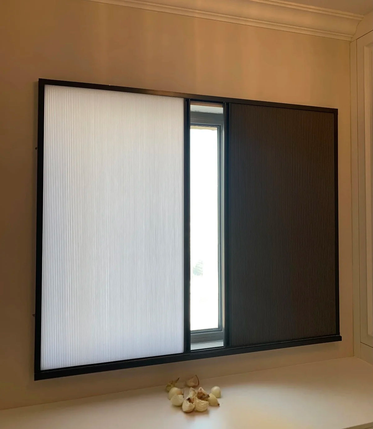 rideau volets roulants tissu noir moderne opacité rayures verticales aluminiumGuidIdère