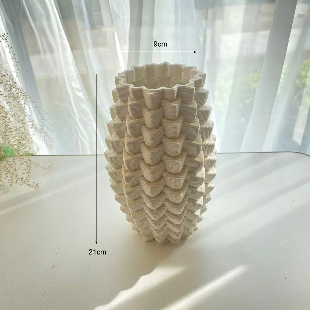 vase moderne blanc rayures fines porcelaine table arrangement floral accessoire maison minimaliste