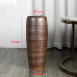 Vase décoratif en céramique de forme élancée, en nuances de marron, de hauteur 52 cm et de diamètre 15 cm, pour embellir l'intérieur.