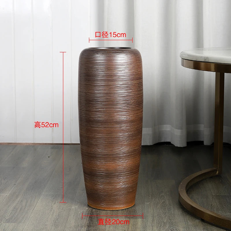 Vase décoratif en céramique de forme élancée, en nuances de marron, de hauteur 52 cm et de diamètre 15 cm, pour embellir l'intérieur.