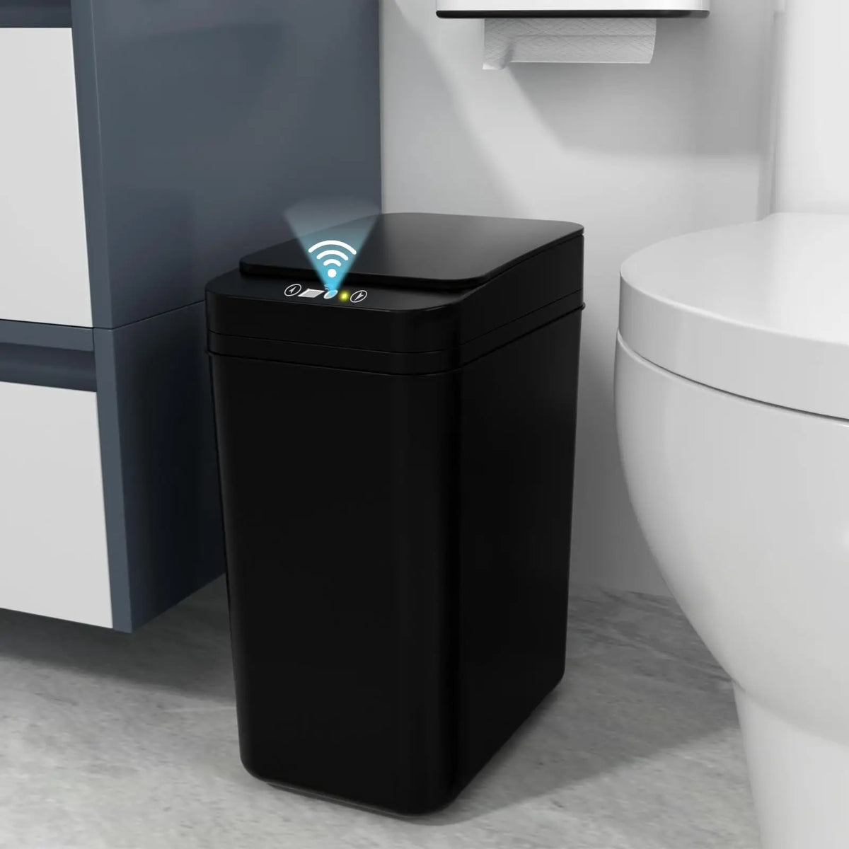 Poubelle automatique sans contact noire avec capteur de mouvement dans une salle de bain moderne