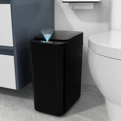 Poubelle automatique sans contact noire avec capteur de mouvement dans une salle de bain moderne