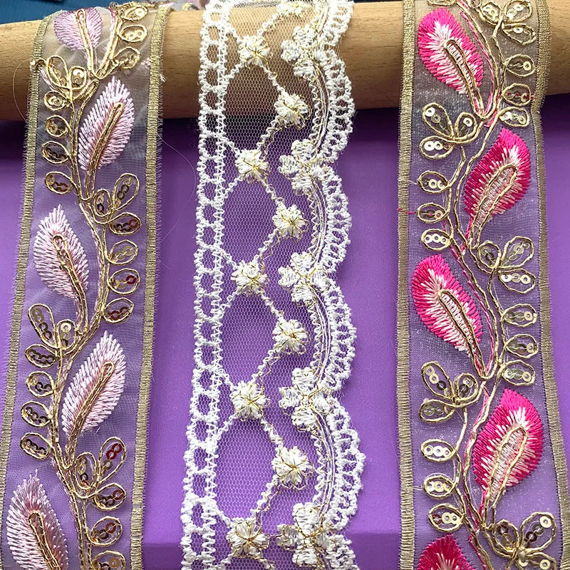 ruban dentelle violet blanc rose feuilles stylisées broderie dorée transparent classique élégant 10cm large