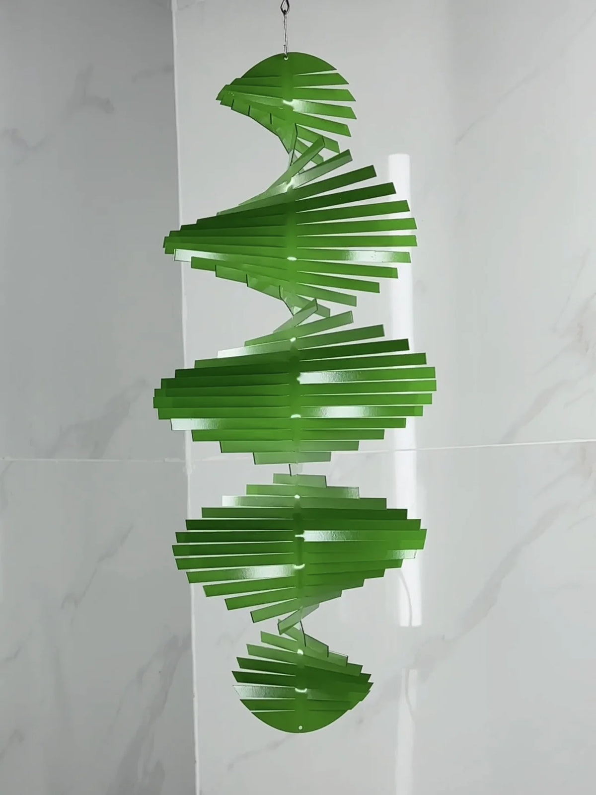 sculpture spirale moderne vert bleu rose or rayures horizontales crochets acier inoxydable