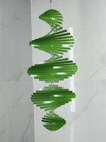 sculpture spirale moderne vert bleu rose or rayures horizontales crochets acier inoxydable