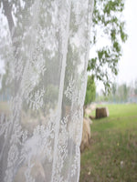 rideau dentelle motif floral blanc semi transparent romantique vintage chambreôtel