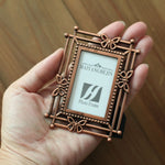 cadre photo pied bronze argenté vintage décor floral complexe métal ornementé