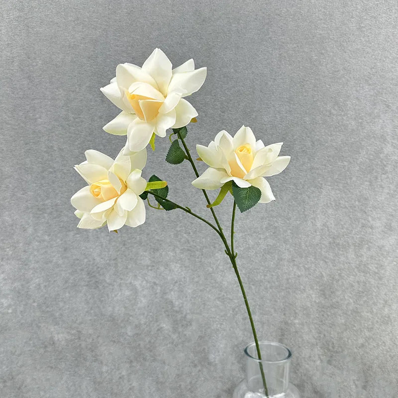 décoration intérieure bouquet fleurs artificielles soie moderne vase livres minimaliste rouge jaune