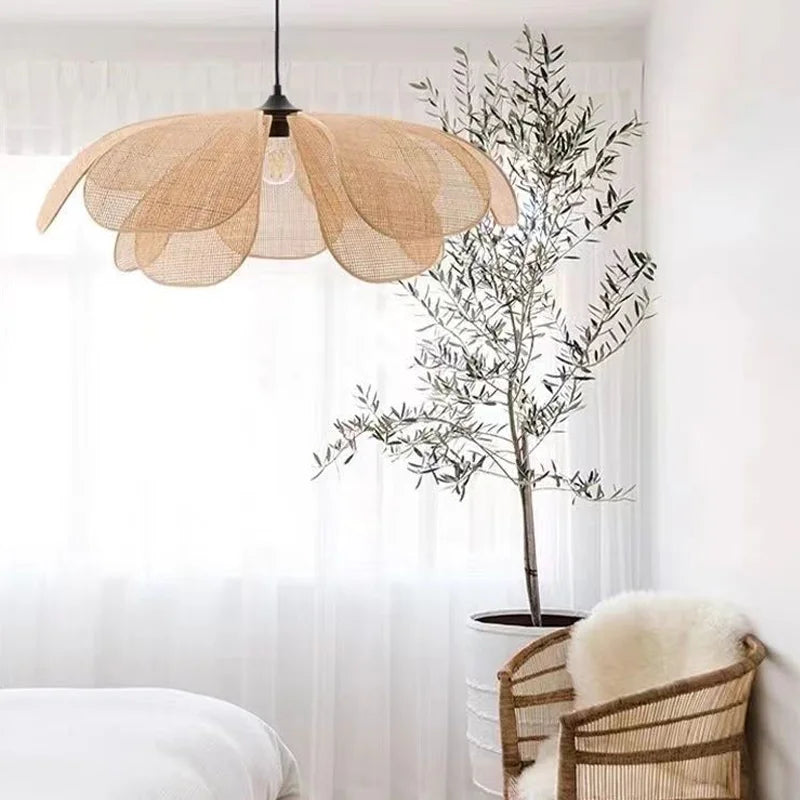 lampe suspendue moderne tissée pétales beige doré salon restaurant chambre principal