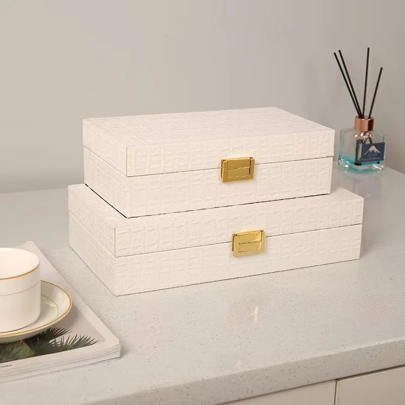 Boîte à bijoux en cuir blanc dans un dressing élégant