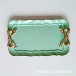plateau rétro ornements dorés vert pastel rose blanc rouge vintage élégant clips dorés