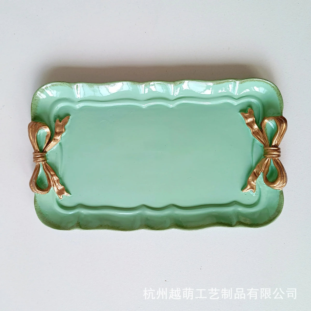 plateau rétro ornements dorés vert pastel rose blanc rouge vintage élégant clips dorés