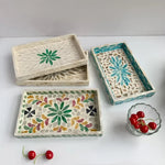 assiettes plates mosaïque multicolore artisanal rangement blanc vert bleu noir rouge triangles