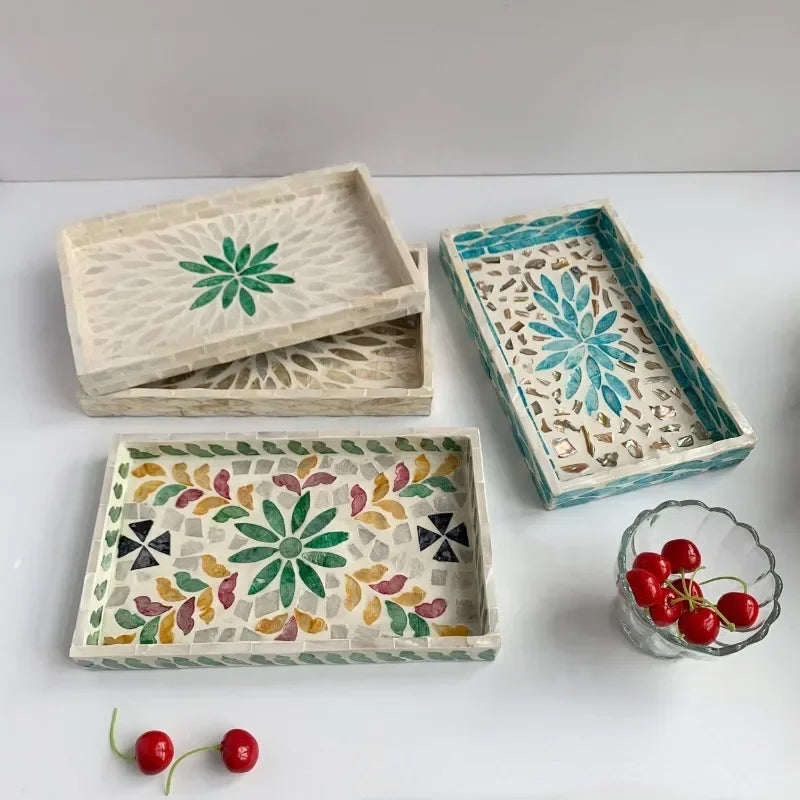 assiettes plates mosaïque multicolore artisanal rangement blanc vert bleu noir rouge triangles