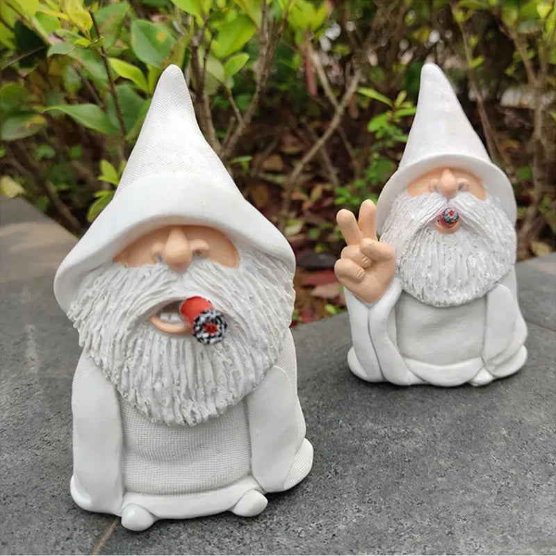 figurine jardin gnome blanc rouge barbe blanche chapeau pointu humoristique signe paix