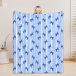 couverture sieste douce microfibre bleue blanche motif rayures points femme