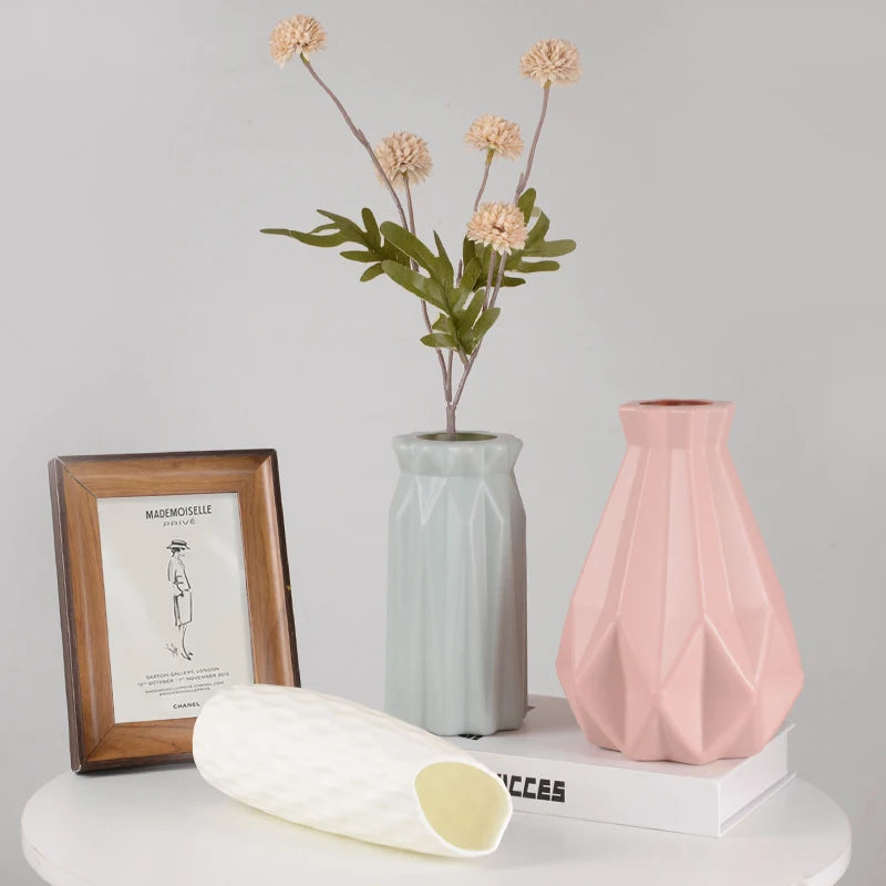 vases modernes minimalistes rose gris blanc geometrique facettes decoration maison salon