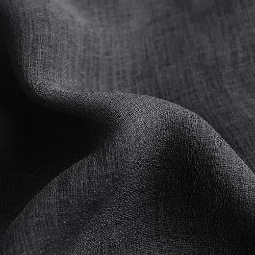 Drapé élégant de tissu noir texturé idéal pour vêtements et décoration. Design intemporel, parfait pour ajouter une touche sophistiquée à votre intérieur ou garde-robe.