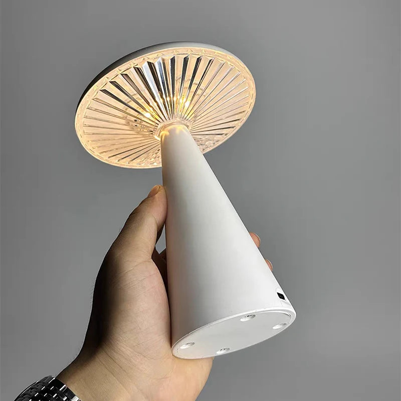 Lampe champignon LED rouge comme décoration moderne